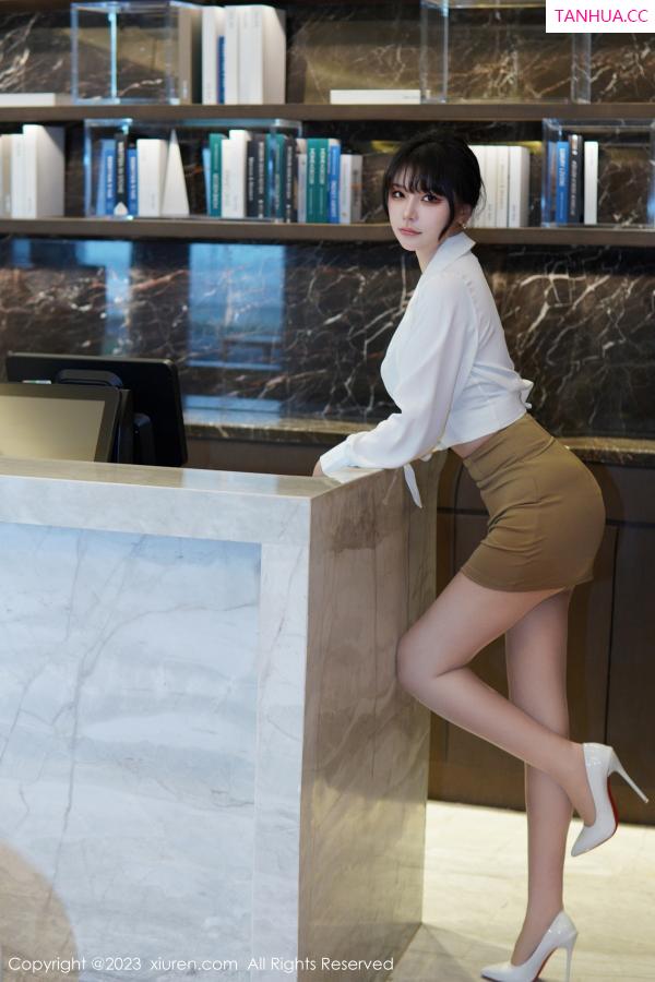   [XiuRen]高清写真图 2023.01.10 No.6111 桃桃子_ 短裙美腿第82张图片